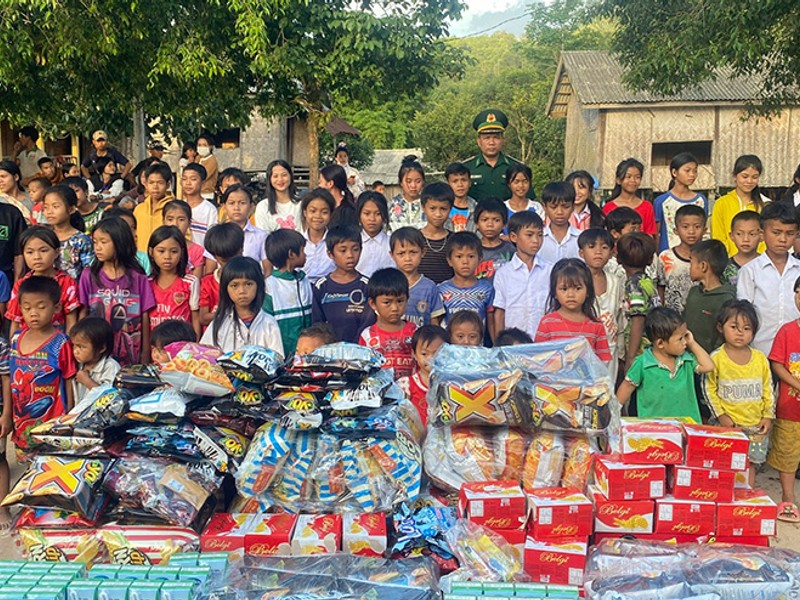 Hình ảnh biểu tượng ngăn chặn trẻ vị thành niên chơi cờ bạc, tập trung vào sự an toàn gia đình