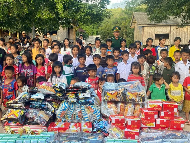 Hình ảnh biểu tượng ngăn chặn trẻ vị thành niên chơi cờ bạc, tập trung vào sự an toàn gia đình