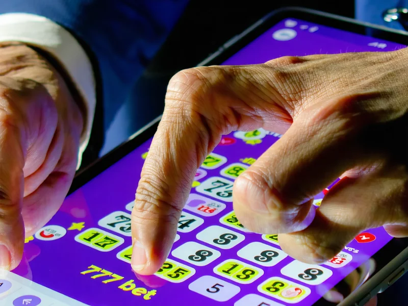 Hình ảnh người chơi nhập số và xác nhận vé cược xổ số trên nền tảng 777bet