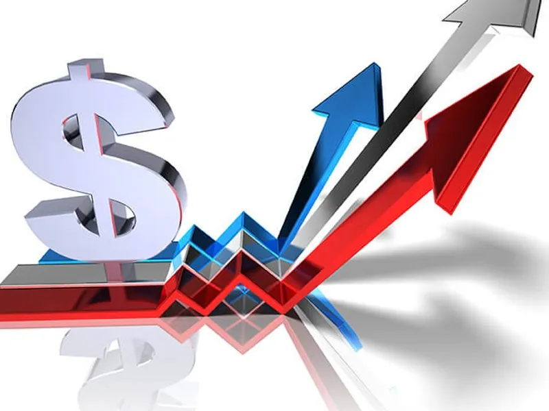 Người đang đọc báo và dùng laptop