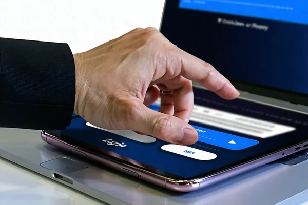 Người dùng 777bet đăng nhập vào tài khoản cá nhân