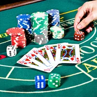 Biểu tượng trò chơi bàn với thẻ bài, xúc xắc và chip cược tại 777bet